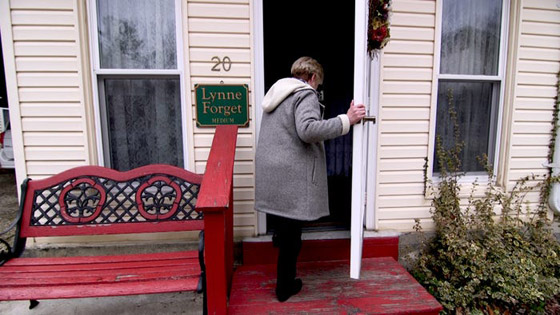 قرية مرعبة بنيويورك يكلم سكانها الموتى ويربحون المليارات سنويا! صورة رقم 3