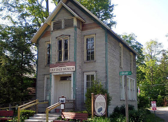 قرية مرعبة بنيويورك يكلم سكانها الموتى ويربحون المليارات سنويا! صورة رقم 5