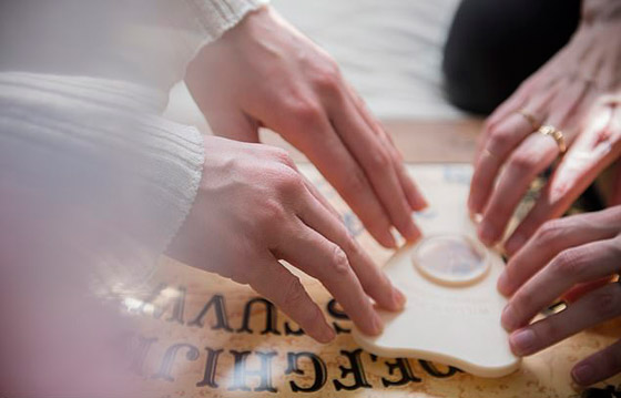 قرية مرعبة بنيويورك يكلم سكانها الموتى ويربحون المليارات سنويا! صورة رقم 6