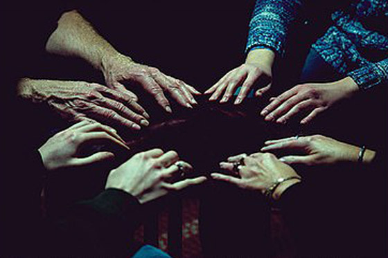 قرية مرعبة بنيويورك يكلم سكانها الموتى ويربحون المليارات سنويا! صورة رقم 8