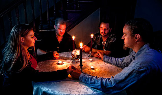 قرية مرعبة بنيويورك يكلم سكانها الموتى ويربحون المليارات سنويا! صورة رقم 13