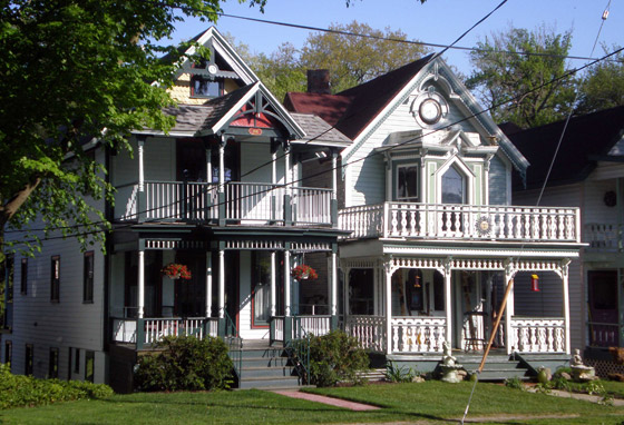 قرية مرعبة بنيويورك يكلم سكانها الموتى ويربحون المليارات سنويا! صورة رقم 2