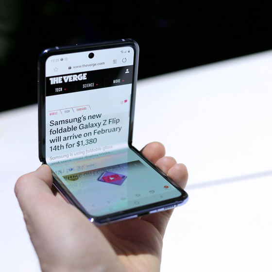 سامسونغ تطلق هاتفها القابل للطي وتستخدم 