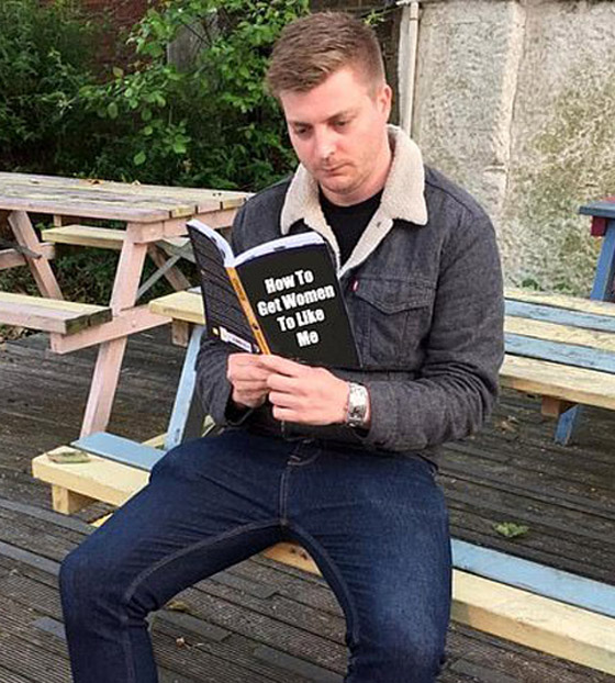 رجل أعزب يحصل على موعد لعيد الحب بعد إعلان نفسه على لوحة دعائية! صورة رقم 3