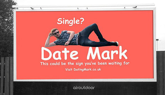 رجل أعزب يحصل على موعد لعيد الحب بعد إعلان نفسه على لوحة دعائية! صورة رقم 1