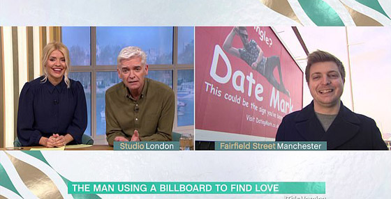 رجل أعزب يحصل على موعد لعيد الحب بعد إعلان نفسه على لوحة دعائية! صورة رقم 7