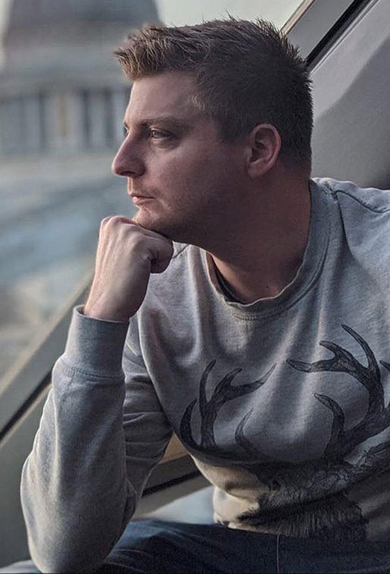 رجل أعزب يحصل على موعد لعيد الحب بعد إعلان نفسه على لوحة دعائية! صورة رقم 10