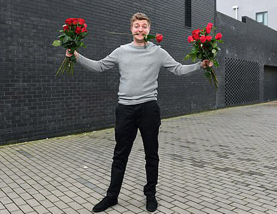 رجل أعزب يحصل على موعد لعيد الحب بعد إعلان نفسه على لوحة دعائية! صورة رقم 5