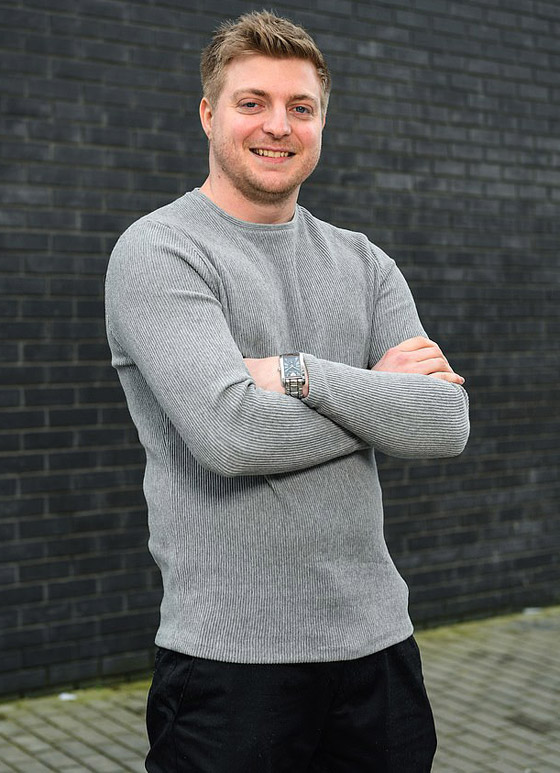 رجل أعزب يحصل على موعد لعيد الحب بعد إعلان نفسه على لوحة دعائية! صورة رقم 4