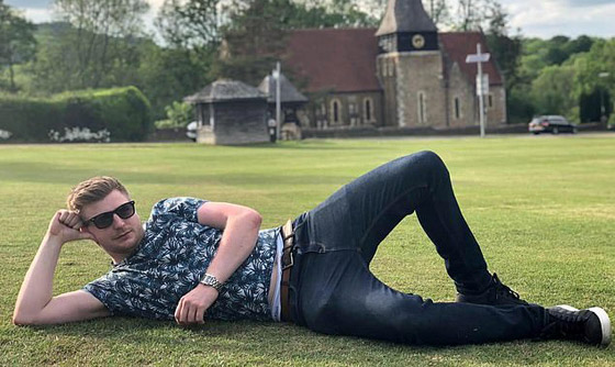 رجل أعزب يحصل على موعد لعيد الحب بعد إعلان نفسه على لوحة دعائية! صورة رقم 11