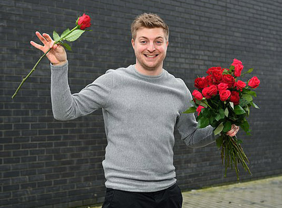 رجل أعزب يحصل على موعد لعيد الحب بعد إعلان نفسه على لوحة دعائية! صورة رقم 12