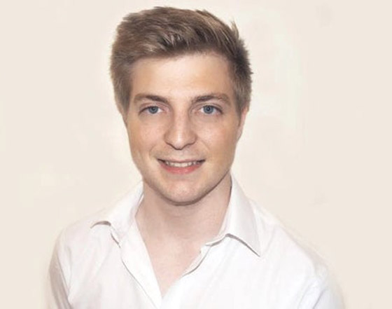 رجل أعزب يحصل على موعد لعيد الحب بعد إعلان نفسه على لوحة دعائية! صورة رقم 13