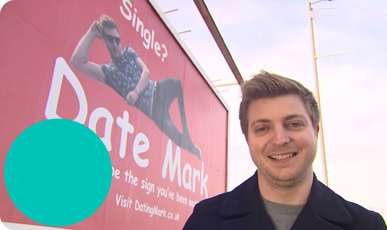 رجل أعزب يحصل على موعد لعيد الحب بعد إعلان نفسه على لوحة دعائية! صورة رقم 15