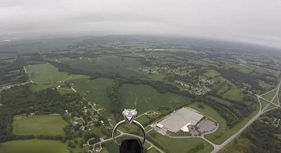 فعلٌ يفوق التوقعات.. طيار يرسل خاتم خطوبة إلى الفضاء في عرض زواج من خارج الأرض صورة رقم 5