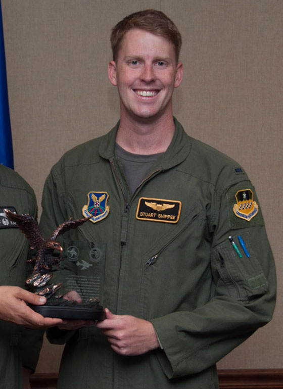 فعلٌ يفوق التوقعات.. طيار يرسل خاتم خطوبة إلى الفضاء في عرض زواج من خارج الأرض صورة رقم 9