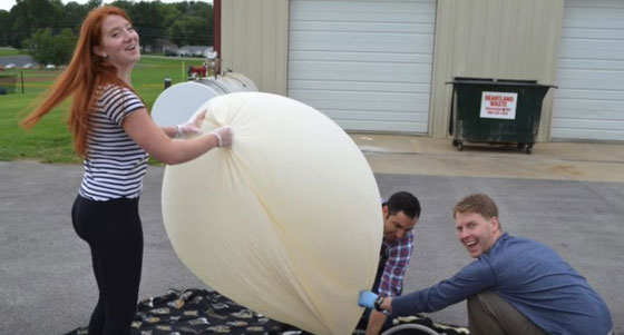 فعلٌ يفوق التوقعات.. طيار يرسل خاتم خطوبة إلى الفضاء في عرض زواج من خارج الأرض صورة رقم 12