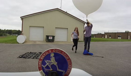 فعلٌ يفوق التوقعات.. طيار يرسل خاتم خطوبة إلى الفضاء في عرض زواج من خارج الأرض صورة رقم 13