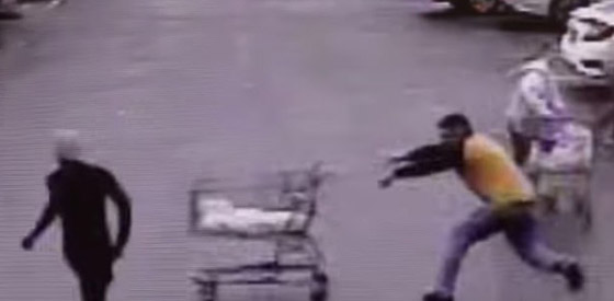 بالفيديو: متسوق يتدخل بطريقة غريبة لاعتقال سارق هارب صورة رقم 2