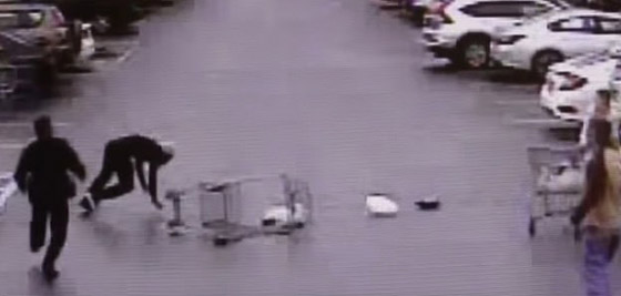 بالفيديو: متسوق يتدخل بطريقة غريبة لاعتقال سارق هارب صورة رقم 4