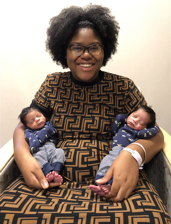 بالصور: سيدة أمريكية تلد توأمين في عام واحد! صورة رقم 1