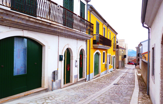 بعد عروض بيع منازل خالية مقابل يورو واحد.. بلدة إيطالية تقدم عرضا مختلفا صورة رقم 1