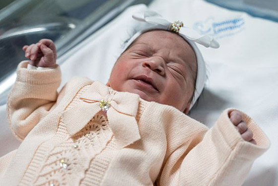 صور طريفة: طفلة تنظر بوجه غاضب إلى طبيبة التوليد في البرازيل صورة رقم 4