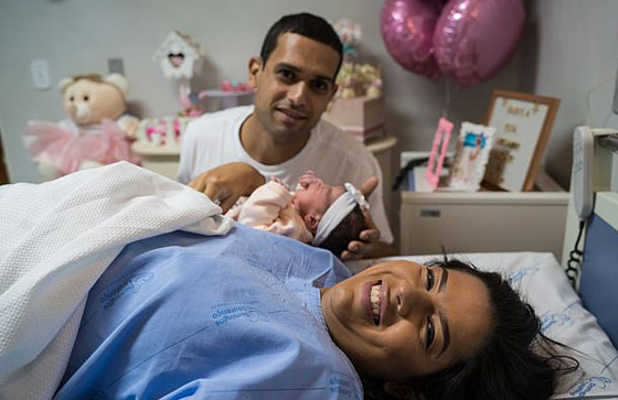 صور طريفة: طفلة تنظر بوجه غاضب إلى طبيبة التوليد في البرازيل صورة رقم 5