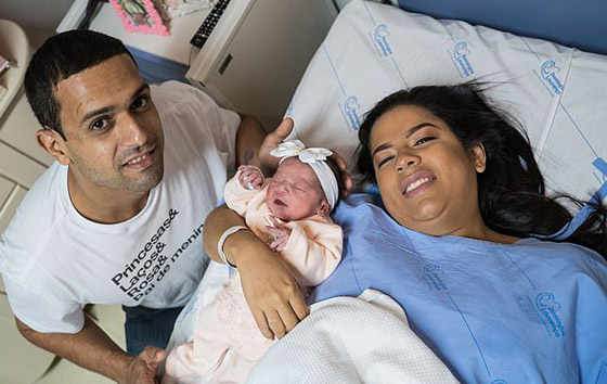 صور طريفة: طفلة تنظر بوجه غاضب إلى طبيبة التوليد في البرازيل صورة رقم 6