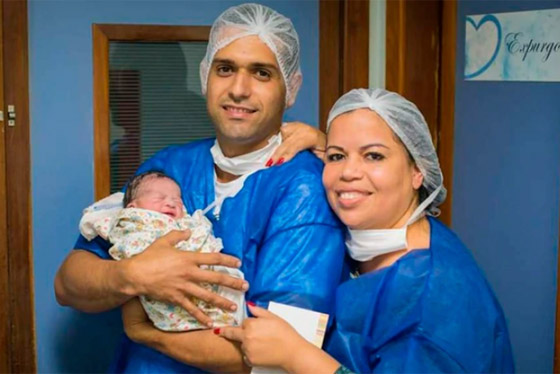 صور طريفة: طفلة تنظر بوجه غاضب إلى طبيبة التوليد في البرازيل صورة رقم 10