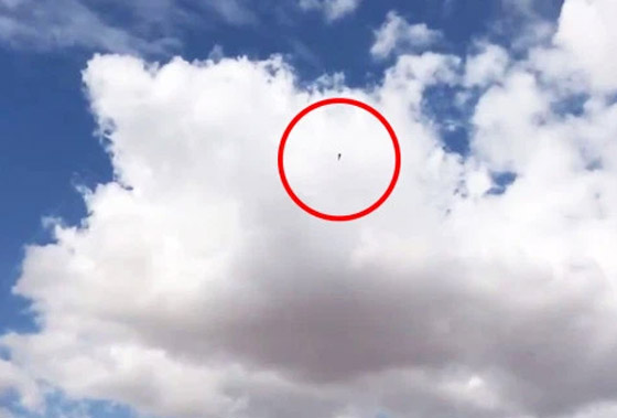 مقتل طيار متهور أقلع بصاروخ ليثبت أن الأرض مسطحة فسقط به! فيديو صورة رقم 8 مقتل طيار متهور أقلع بصاروخ ليثبت أن الأرض مسطحة فسقط به! فيديو صورة رقم 8