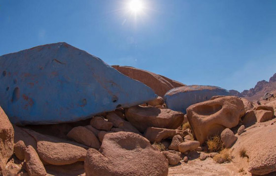 فعل الطبيعة أم الإنسان.. ما حقيقة الصحراء الزرقاء بسيناء مصر؟ صور صورة رقم 3