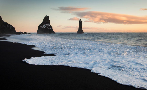 الأجمل في العالم.. شاطئ رينيسفجارا الأسود من عجائب أيسلندا! صور صورة رقم 8