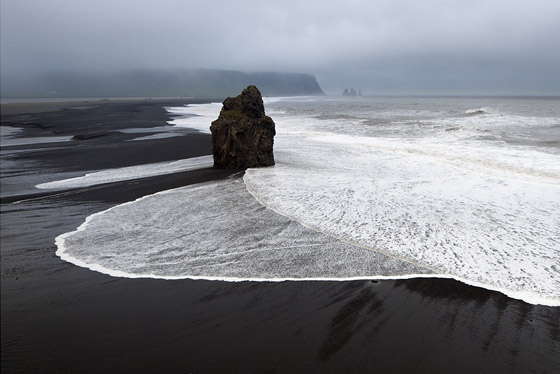 الأجمل في العالم.. شاطئ رينيسفجارا الأسود من عجائب أيسلندا! صور صورة رقم 9