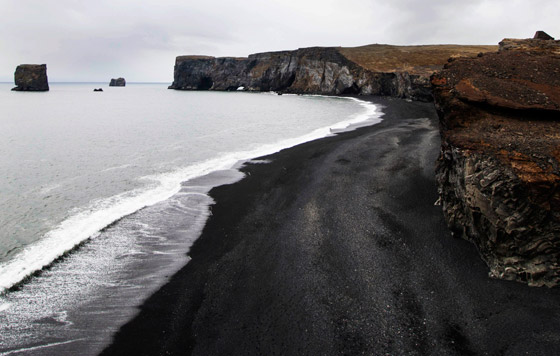 الأجمل في العالم.. شاطئ رينيسفجارا الأسود من عجائب أيسلندا! صور صورة رقم 12