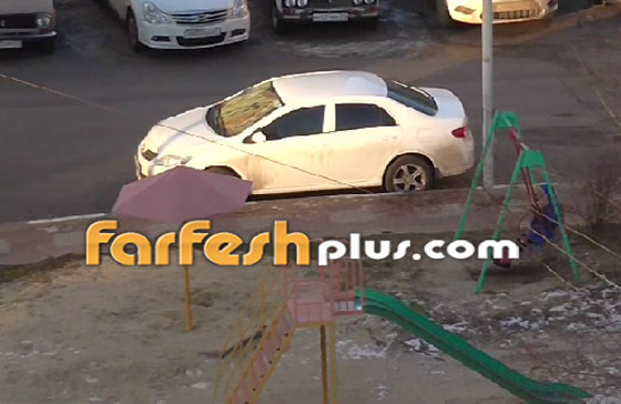 بالفيديو.. أم عبقرية وكسولة تلاعب ابنها في الشارع من الطابق الرابع! صورة رقم 4