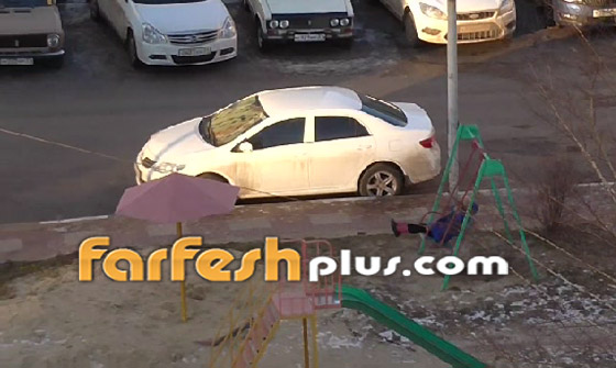 بالفيديو.. أم عبقرية وكسولة تلاعب ابنها في الشارع من الطابق الرابع! صورة رقم 5