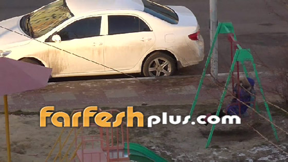 بالفيديو.. أم عبقرية وكسولة تلاعب ابنها في الشارع من الطابق الرابع! صورة رقم 6