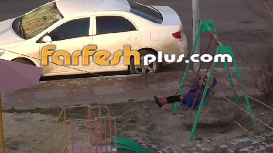 بالفيديو.. أم عبقرية وكسولة تلاعب ابنها في الشارع من الطابق الرابع! صورة رقم 7