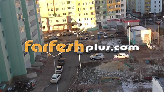 بالفيديو.. أم عبقرية وكسولة تلاعب ابنها في الشارع من الطابق الرابع! صورة رقم 8