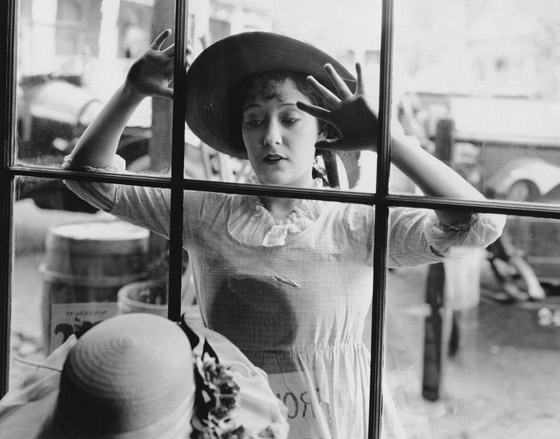 10 أشياء عادية كانت النساء ممنوعات منها قبل 100 عام صورة رقم 1