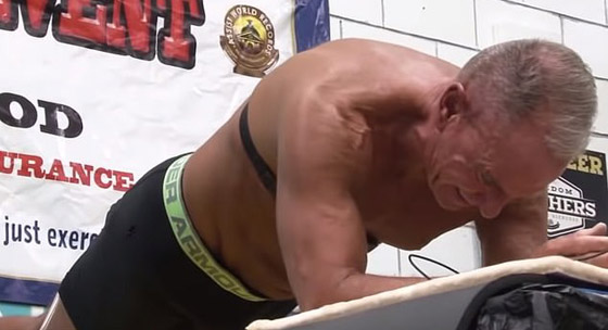 جندي أمريكي سابق يسجل رقما قياسيا بالثبات بكوعه لمدة 8 ساعات! صورة رقم 2