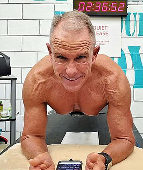 جندي أمريكي سابق يسجل رقما قياسيا بالثبات بكوعه لمدة 8 ساعات! صورة رقم 3