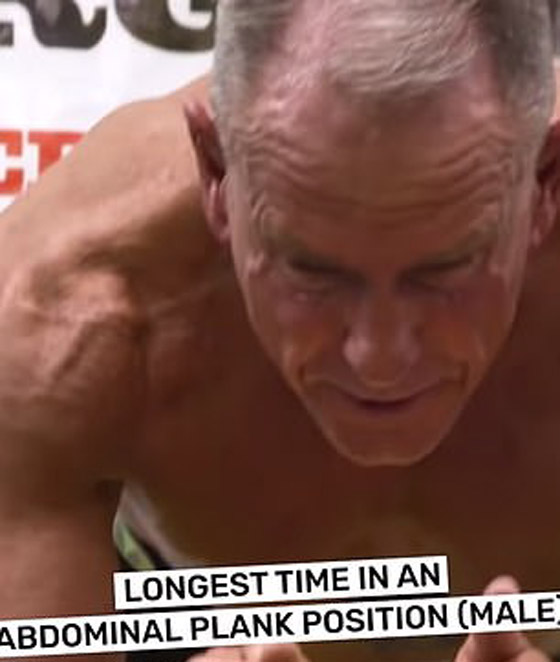 جندي أمريكي سابق يسجل رقما قياسيا بالثبات بكوعه لمدة 8 ساعات! صورة رقم 4