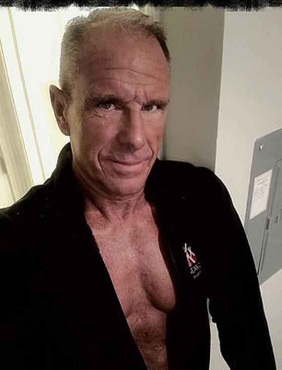 جندي أمريكي سابق يسجل رقما قياسيا بالثبات بكوعه لمدة 8 ساعات! صورة رقم 5