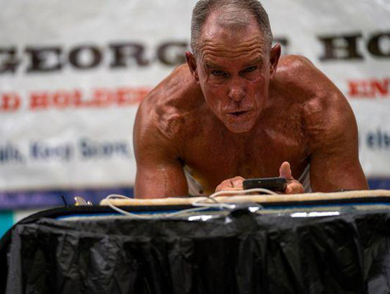 جندي أمريكي سابق يسجل رقما قياسيا بالثبات بكوعه لمدة 8 ساعات! صورة رقم 8