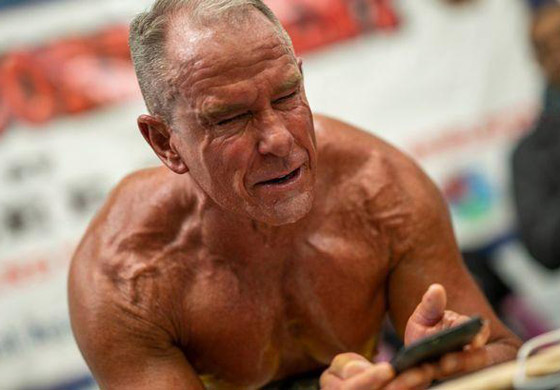 جندي أمريكي سابق يسجل رقما قياسيا بالثبات بكوعه لمدة 8 ساعات! صورة رقم 10