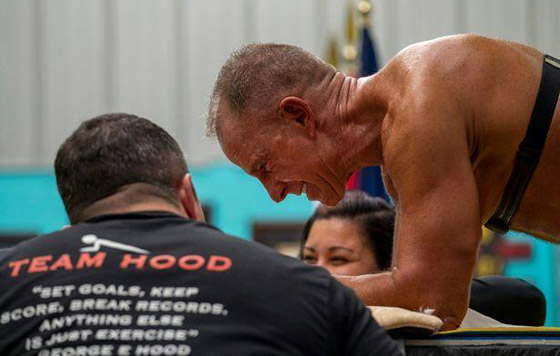 جندي أمريكي سابق يسجل رقما قياسيا بالثبات بكوعه لمدة 8 ساعات! صورة رقم 11