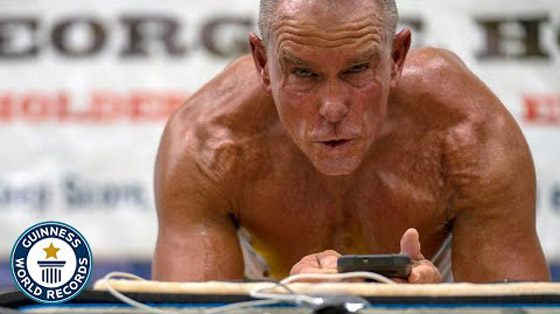 جندي أمريكي سابق يسجل رقما قياسيا بالثبات بكوعه لمدة 8 ساعات! صورة رقم 1