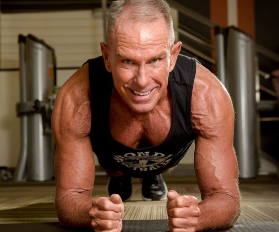 جندي أمريكي سابق يسجل رقما قياسيا بالثبات بكوعه لمدة 8 ساعات! صورة رقم 12