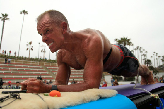 جندي أمريكي سابق يسجل رقما قياسيا بالثبات بكوعه لمدة 8 ساعات! صورة رقم 13